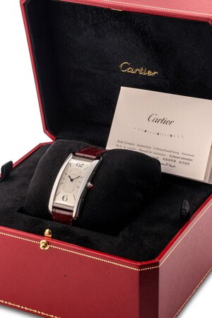 reverse: # CARTIER Tank Cintrée -PLATINUM EDITION- 100 Esemplari prodotti. Movimento con calibro 8971 MC a carica automatica. Referenza 4124. Numero di produzione 06X/100. Cassa in platino con misure 46x23mm. Dial in platino con ore e minuti al centro. Bracciale originale in pelle. Fibbia ad ardiglione in platino originale. Vetro zaffiro. Fondello chiuso da viti. 2018 ca. Orologio NUOVO, venduto con scatola originale. Eccezionalmente custodito, mai indossato. Perfettamente funzionante. 