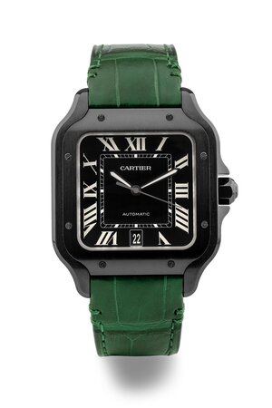 obverse: # CARTIER Santos. Movimento con calibro 1847 MC a carica automatica. Referenza WSSA0039. Numero di serie 407XXXXXX. Cassa in acciaio rivestita in ADLC con diametro da 40mm. Dial nero con indici a grandi numeri romani bianchi. Finestra per la data al 6. Ore, minuti e secondi al centro. Bracciale Cartier in pelle verde. Chiusura deployante. Vetro zaffiro. Fondello chiuso da viti. Anno 2020. Orologio NUOVO, venduto con scatola originale, garanzia e suo cinturino originale di fabbrica in pelle nera. Eccezionalmente custodito, mai indossato. Perfettamente funzionante. 