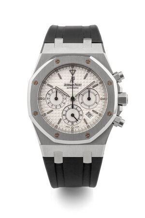 obverse: AUDEMARS PIGUET Royal Oak Chronograph. Movimento 519582 con calibro 2385 a carica automatica. Referenza 25860ST/O/1110ST/05. Numero di serie E49XXXXXX. Cassa in acciaio con diametro da 40mm. Dial bianco con indici a bastone applicati. Funzione cronografo a 3 contatori con secondi in piccolo al 6. Finestra per la data al 4. Ore, minuti e secondi del cronografo al centro. Bracciale in caucciù marcato Audemars con fibbia ad ardiglione originale. Vetro zaffiro. Fondello chiuso da viti. Anno 2001. Orologio pari al nuovo, venduto con tutto il corredo completo composto da scatola, controscatola, cinturino in acciaio originale con chiusura deployante, libretto d istruzioni e garanzia. Eccezionalmente custodito, forse indossato per qualche occasione speciale ma nessun segno di usura rilevabile. Perfettamente funzionate. 