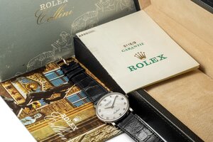 reverse: # ROLEX Cellini. Movimento con calibro 1602 a carica manuale. Referenza 5115/9. Seriale A9XXX. Cassa in oro bianco con diametro da 32mm. Dial bianco madreperla a numeri arabi. Bracciale in pelle con fibbia in oro bianco 18kt, entrambi originali. Vetro zaffiro. Venduto nel 2004. Orologio usato, in eccellente stato conservativo.  Venduto con corredo completo composto da scatola, controscatola, garanzia e libretto d’istruzioni. Perfettamente funzionante. 