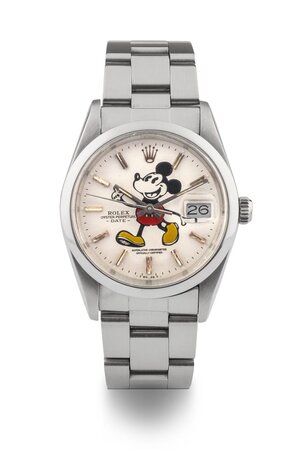 obverse: ROLEX Oyster Perpetual Date. Movimento con calibro 1570 a carica automatica. Referenza 15000. Seriale 941XXXX. Cassa in acciaio con diametro da 34mm. Dial “Mickey Mouse” con finestra per la data al 3. Cinturino in acciaio 78350 19, con chiusura deployante. Codice Clasp I8.  Finali 557. Vetro plexiglas. 1984 Ca. Orologio in buone condizioni estetiche sia di cassa che di bracciale. Marciante. Al momento della catalogazione l’orologio risulta essere funzionante ma il movimento non è stato testato per la precisione del tempo. 