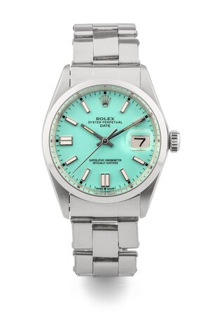 obverse: ROLEX Oyster Perpetual Date. Movimento con calibro 1570 a carica automatica. Referenza 1500. Numero di serie 27XXXXX. Cassa in acciaio con diametro da 34mm. Dial turchese “Tiffany” con indici a bastone applicati. Ore, minuti e secondi al centro. Finestra per la data al 3. Bracciale Oyster 7205 in acciaio, codice clasp 4-69. Finali 57. Corona Twinlock originale. Vetro plexiglas. 19670 Ca. Orologio in buone condizioni estetiche sia di cassa che di bracciale, accattivante la ristampa del quadrante. Marciante. Al momento della catalogazione l’orologio risulta essere funzionante ma il movimento non è stato testato per la precisione del tempo. 