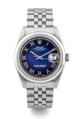 obverse: ROLEX Date Just. Movimento con calibro 1570 a carica automatica. Referenza 1601. Seriale 29XXXX. Cassa in acciaio con diametro da 36mm. Dial degradé (blu che sfuma al nero) con numeri romani argentati. Ore, minuti e secondi al centro. Finestra per la data al 3. Bracciale jubilee a maglie ripiegate 6251 H in acciaio, codice clasp 1-70. Finali 55b. Vetro plexiglas. 1971 ca. Orologio in buone condizioni estetiche, bracciale lievemente allentato, venduto in pochette morbida Rolex. Al momento della catalogazione l’orologio risulta essere funzionante ma il movimento non è stato testato per la precisione del tempo. 