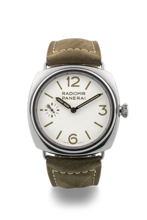 obverse: # PANERAI Radiomir Officine. Movimento P.6000 a carica automatica. Referenza PAM01384. Seriale OP75XXXXXXXX. Numero di produzione 000X/1200. Cassa in acciaio con diametro da 45mm.  Dial bianco indici incisi verdi.  Ore e minuti al centro. Vetro zaffiro. Cinturino in pelle scamosciata verde originale con fibbia in acciaio originale. Fondello chiuso da viti. Anno 2023. Orologio NUOVO, venduto con tutto il corredo completo composto da scatola, doppia controscatola (compresa la parte esterna in cartone), libretto d istruzioni e garanzia (assente il secondo cinturino). Eccezionalmente custodito, mai indossato. Perfettamente funzionante. 