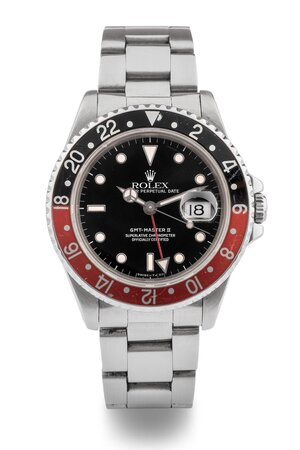 obverse: Rolex GMT MASTER II Coke. Movimento con calibro 3185 a carica automatica. Referenza 16710. Numero di serie L87XXXX. Cassa in acciaio con diametro da 40mm. Dial nero con indici applicati. Ore, minuti, secondi e sfera GMT al centro. Lunetta bidirezionale rossa e nera (COKE). Bracciale Oyster 78360. Finali 501b. Orologio venduto con scatola di riproduzione Rolex. Orologio recentemente revisionato, perfettamente funzionante in discrete condizioni estetiche con segni di usura sulla lunetta. 