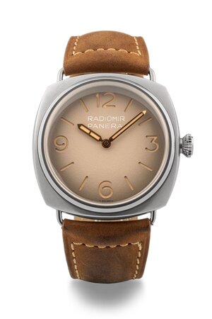 obverse: # PANERAI Radiomir 3 Giorni. Movimento P.6000 a carica automatica. Referenza PAM01350. Seriale OP75XXXXXXXX. Numero di produzione 01XX/1500. Cassa in acciaio con diametro da 45mm.  Dial beige con  indici incisi marrone chiaro.  Ore e minuti al centro. Vetro zaffiro. Cinturino in pelle scamosciata marrone originale con fibbia in acciaio originale. Fondello chiuso da viti. Anno 2023. Orologio NUOVO, venduto con tutto il corredo completo composto da scatola, doppia controscatola (compresa la parte esterna in cartone), libretto d istruzioni e garanzia (assente il secondo cinturino). Eccezionalmente custodito, mai indossato. Perfettamente funzionante. 