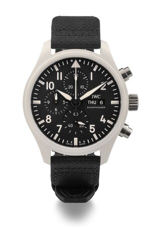 obverse: IWC Pilot’s Chronograph Top Gun - LAKE TAHOE. Movimento a carica automatica. Referenza IW389105. Seriale 643XXXX. Cassa in ceramica bianca con diametro da 45mm.  Dial nero con indici a grandi numeri arabi bianchi luminescenti. Funzione cronografo a 3 contatori con secondi in piccolo al 9.  Ore, minuti e secondi del crono al centro con sfere luminescenti. Tasti per settaggio del cronografo rettangolari. Doppia finestra per la data al 3. Cinturino in tessuto blu notte originale con chiusura deployante in acciaio (in aggiunta al cinturino originale di fabbrica in caucciú bianco). Vetro zaffiro. Fondello a pressione. Serie recente. Orologio NUOVO, venduto con tutto il corredo completo composto da scatola, controscatola, libretto d istruzioni, panno per la pulizia , garanzia e cinturino in caucciù originale. Eccezionalmente custodito, mai indossato. Perfettamente funzionante. 