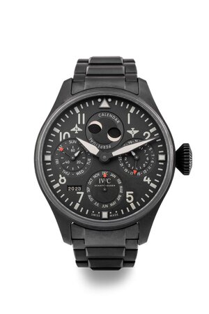 obverse: IWC Big Pilot’s Perpetual Calendar -Top Gun Ceratanium- Complicato. Movimento 52616 a carica automatica. Referenza IW503604. Seriale 636XXXX. Cassa in ceramica nera con diametro da 46mm.  Dial nero con indici a grandi numeri arabi bianchi. Complicazioni a 4 contatori doppi con fasi lunari, calendario perpetuo e riserva di carica. Secondi in piccolo al 9.  Ore e minuti al centro con sfere luminescenti. Finestra per l’anno al 7. Bracciale in ceramica nero con chiusura deployante in acciaio nero originale. Vetro zaffiro. Fondello a vista. Anno 2022. Orologio NUOVO, (solo messo a misura, le maglie del cinturino sono in totale 13, probabilmente due sono mancanti) venduto con tutto il corredo completo composto da scatola, controscatola, libretto d istruzioni, panno per la pulizia e garanzia. Eccezionalmente custodito,  mai indossato.  Perfettamente funzionante. Con l’orologio viene venduta anche una scatola del tempo ad unica postazione, anch’essa nuova, mai utilizzata, originale IWC, a carica elettrica (nella confezione sono compresi gli strumenti per la ricarica). 