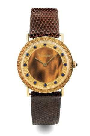 obverse: Lucien Picard solotempo, anni 60 Cassa rotonda con decori in oro 14k. Quadrante in oro con decori e lacca effetto tartaruga, indici applicati. Movimento a carica manuale. Cinturino in pelle. Dimensioni: 33 mm.