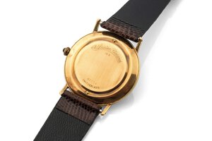 reverse: Lucien Picard solotempo, anni 60 Cassa rotonda con decori in oro 14k. Quadrante in oro con decori e lacca effetto tartaruga, indici applicati. Movimento a carica manuale. Cinturino in pelle. Dimensioni: 33 mm.