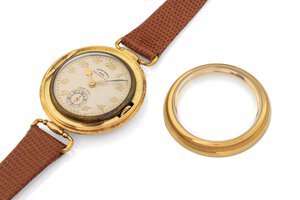 reverse: Angora Watch Bird, anni 30 Cassa rotonda in oro 18k, lunetta con profilo scannellato svitabile per regolazione orologio, estraibile tramite cerniera. Quadrante color crema con finitura grené, numeri arabi applicati. Movimento a carica manuale. Cinturino in pelle. Dimensioni: 32 mm.  Note: Cassa impermeabile realizzata da François Borgel.