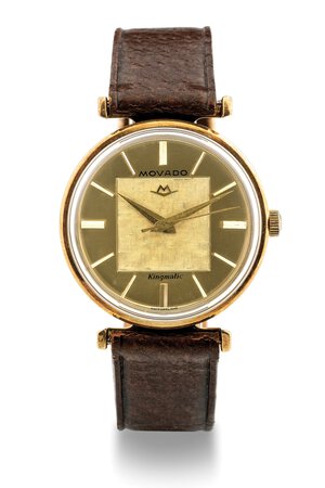 obverse: Movado Kingmatic, anni 60 Cassa rotonda in oro 14k, fondello a vite. Quadrante in oro con finitura centrale a tessuto, indici applicati. Movimento a carica automatica. Cinturino in pelle. Dimensioni: 31 mm.Orologio non funzionante, revisione necessaria.