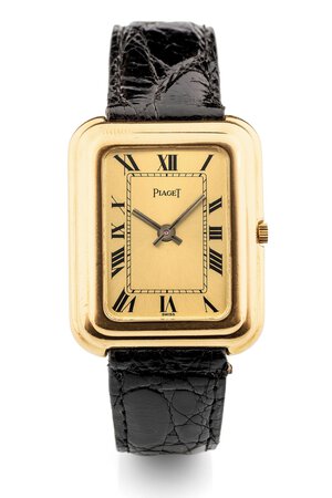 obverse: Piaget 14101 calibro Beta 21, anni 70 Cassa rettangolare a scalini in oro 18k. Quadrante champagne, numeri romani dipinti. Movimento al quarzo. Cinturino in pelle. Dimensioni: 41 x 33 mm.