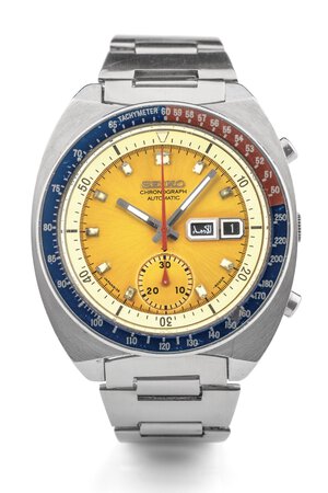 obverse: Seiko Pogue 6139-6002, anni 70 Cassa tonneau in acciaio, lunetta blu e rossa in alluminio, fondello a vite. Quadrante color senape, rehaut bianco, indici applicati luminescenti. Movimento a carica automatica. Bracciale Seiko in acciaio. Dimensioni: 46 x 41 mm.