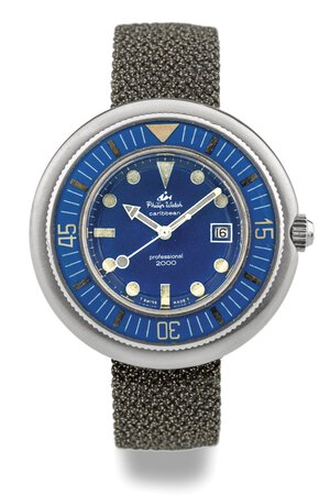 obverse: Philip Watch Caribbean 2000, anni 70 Cassa rotonda in acciaio, ghiera girevole in acciaio, lunetta blu in bakelite. Quadrante blu, indici luminescenti. Movimento a carica automatica. Cinturino in tessuto. Dimensioni: 50 mm.