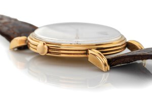 reverse: Movado solotempo, anni 50 Cassa rotonda con profili scannellati in oro rosa 18k, anse a fiamma. Quadrante argenté, indici e numeri arabi applicati. Movimento a carica manuale. Cinturino in pelle e fibbia anonima in oro. Dimensioni: 34 mm.