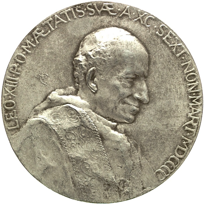 Il moderno e intenso ritratto di papa Leone XIII Pecci sul dritto della medaglia modellata dalla Lancelot per i 90 anni del pontefice (argento, mm 43)