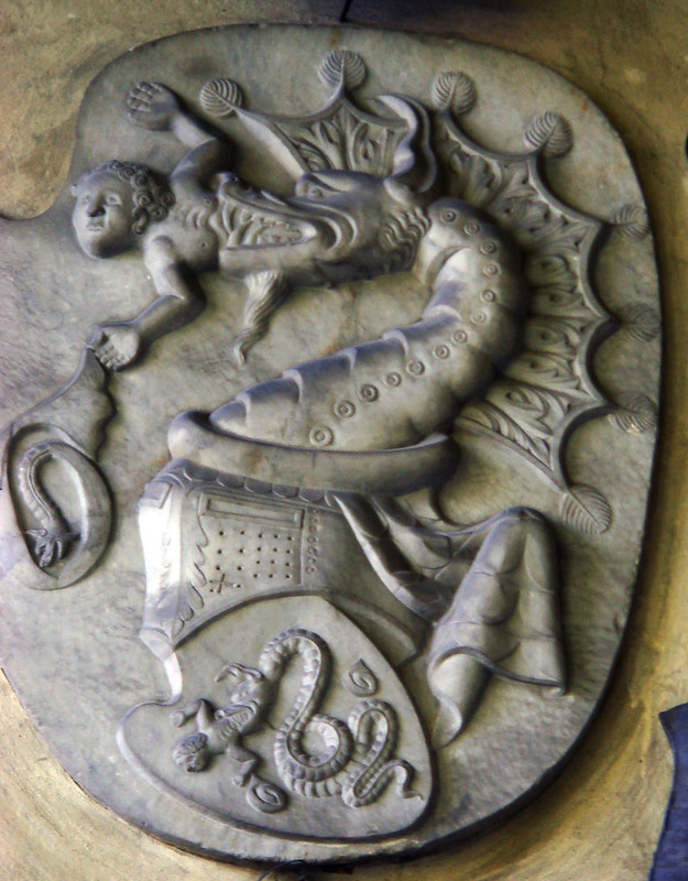 Il biscione e l'uscente scolpiti a decorare una delle pareti del Castello Visconteo di Somma Lombardo